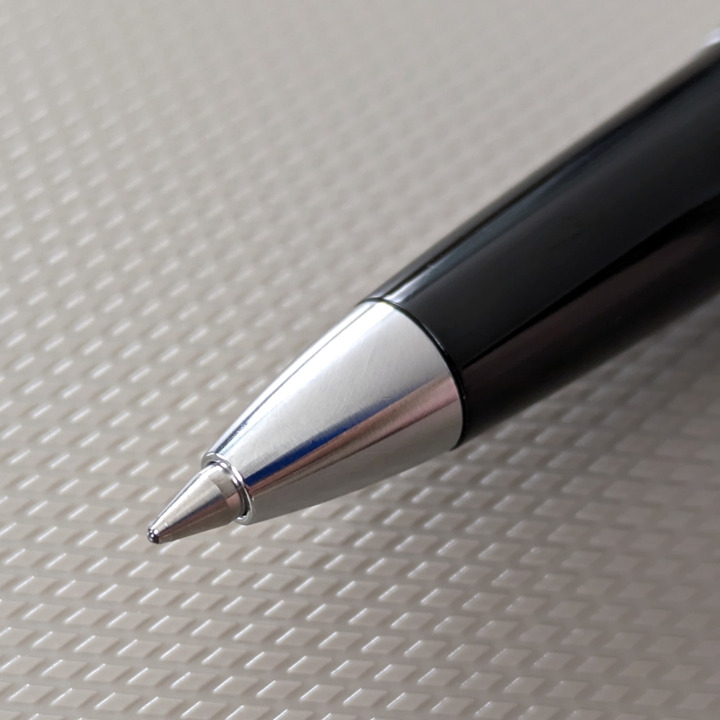 Pilot G2 black 0.7 refill comes standard in the Metropolitan Gel Pen.